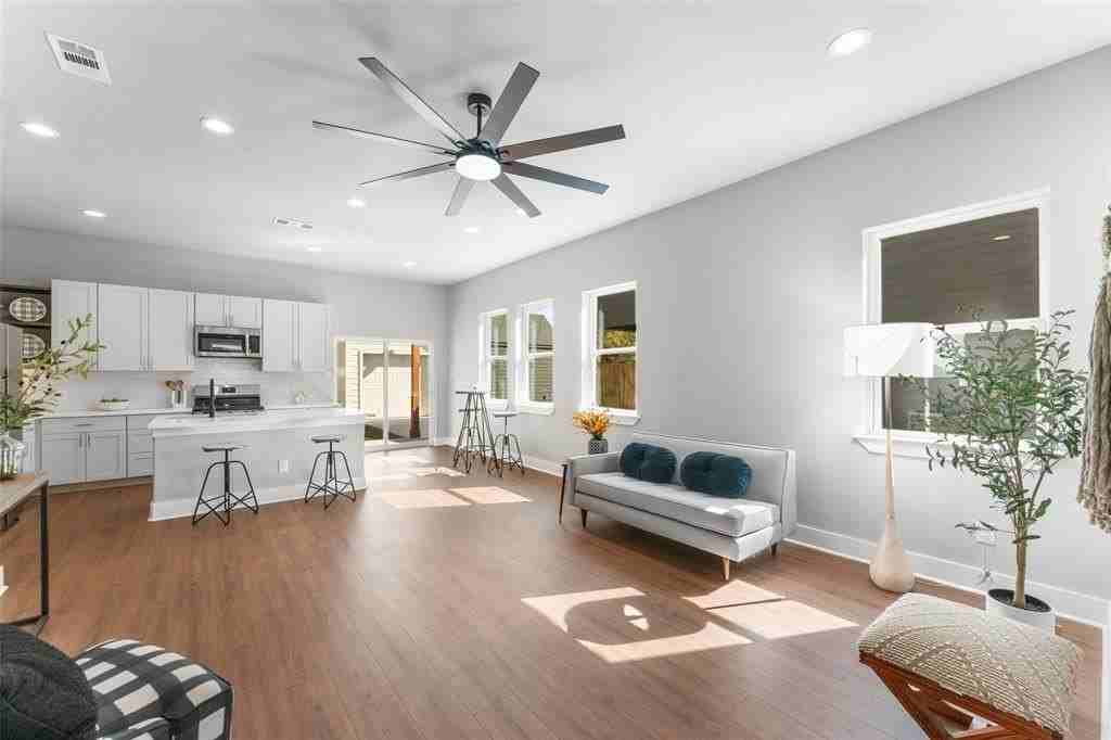 612 1/2 N Robinson St - Photo 7 of 23