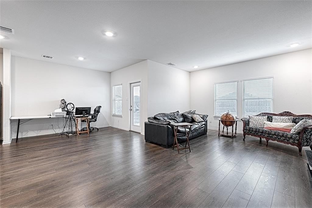 1401 Old Trail Rd - Photo 5 of 30