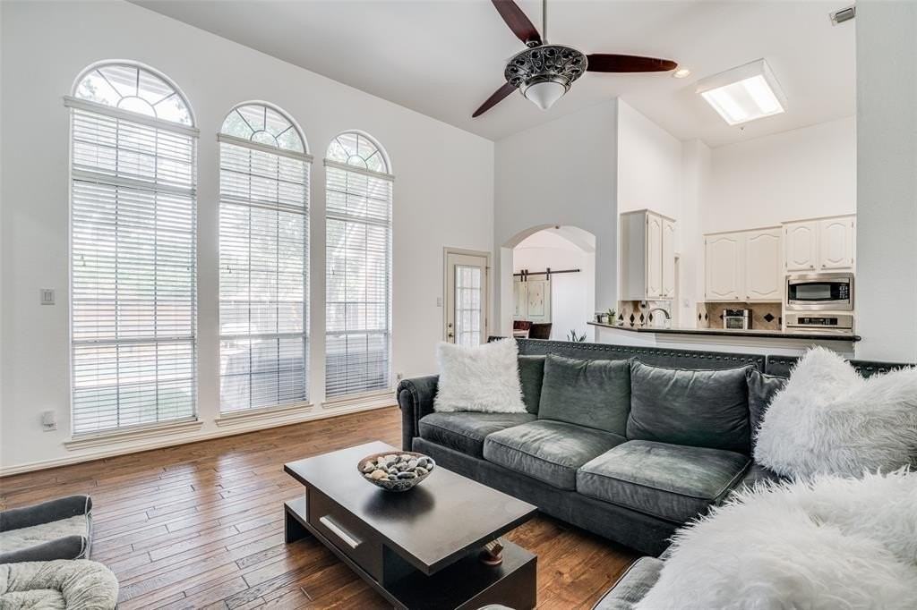 3764 Lakeway Ct - Photo 6 of 24