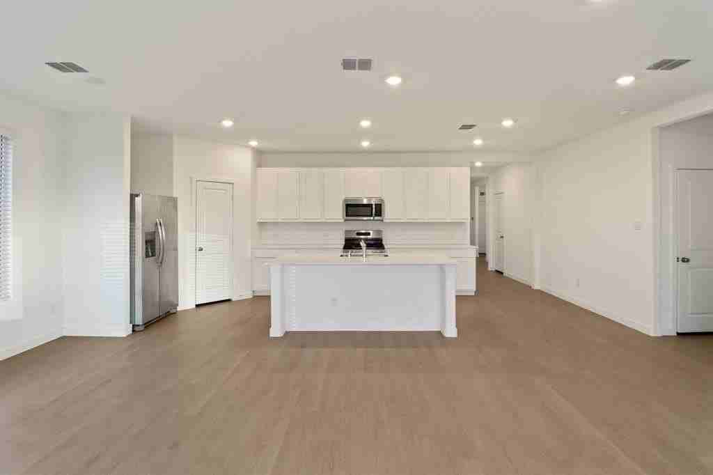 1016 Flameleaf Dr - Photo 4 of 15