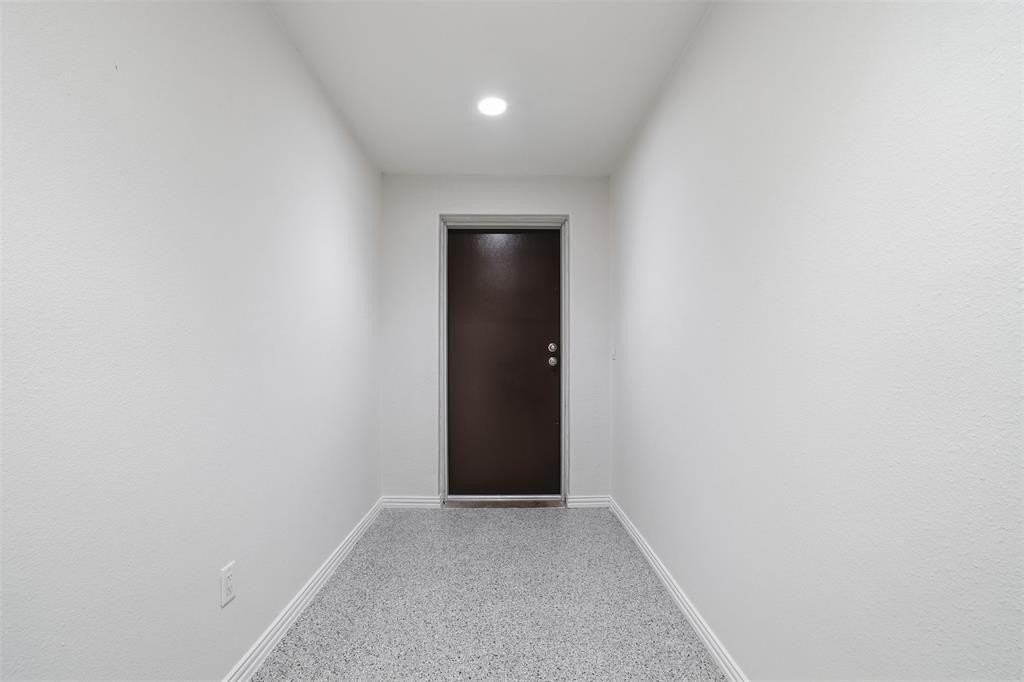 103 W Cleburne- shop - Photo 2 of 18