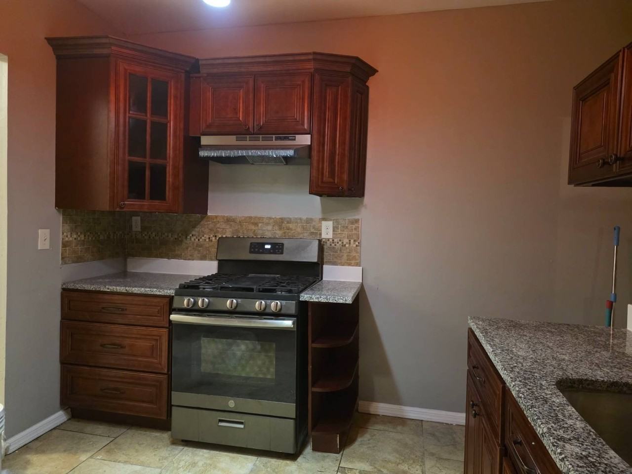 349 Lyons Ave - Photo 4 of 11