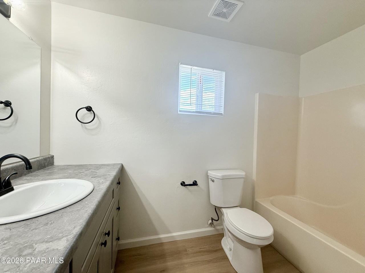 566 Lincoln Ave Apt A - Photo 6 of 8