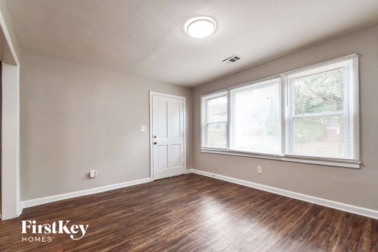 1837 Oakmont Dr Nw - Photo 3 of 15