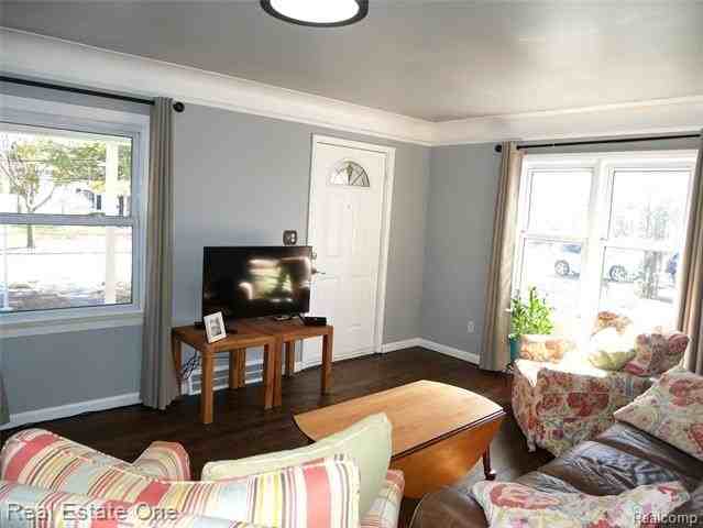 2881 Ellwood Ave - Photo 2 of 19