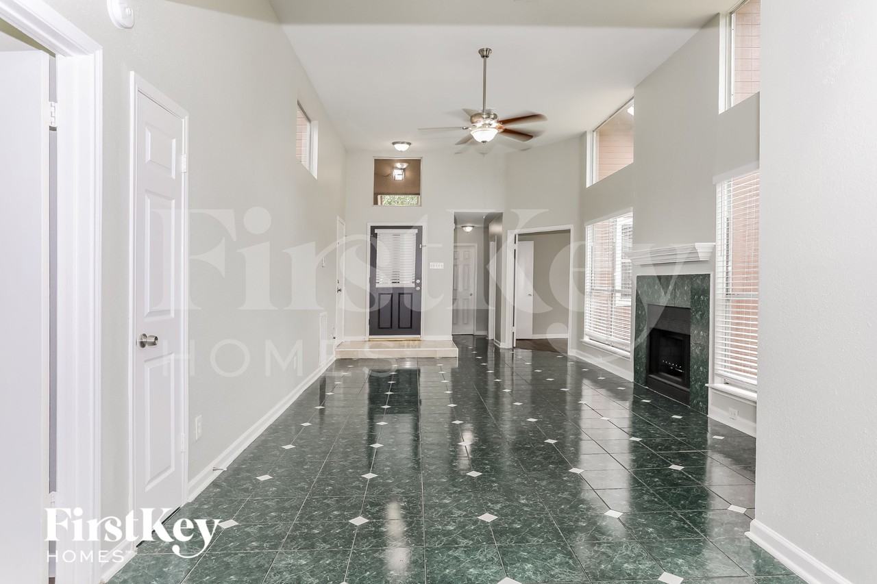 8418 Elm Lake Dr - Photo 5 of 15