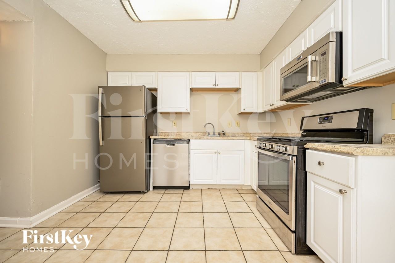 5369 Biffle Ln - Photo 5 of 19