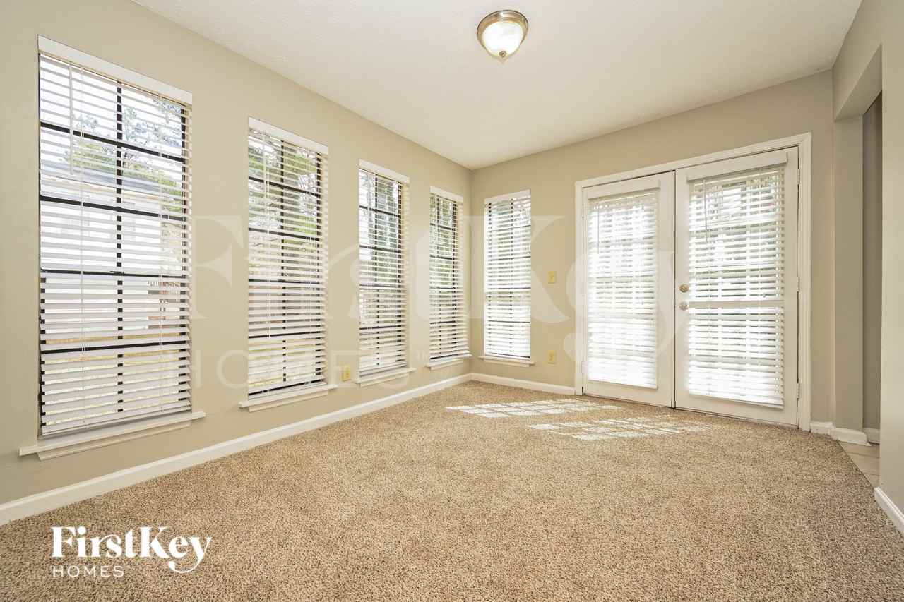 5369 Biffle Ln - Photo 6 of 19