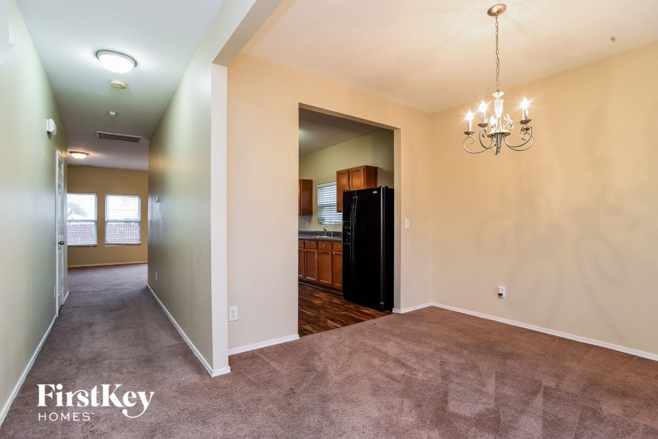 3418 Charterhall Ln - Photo 4 of 15