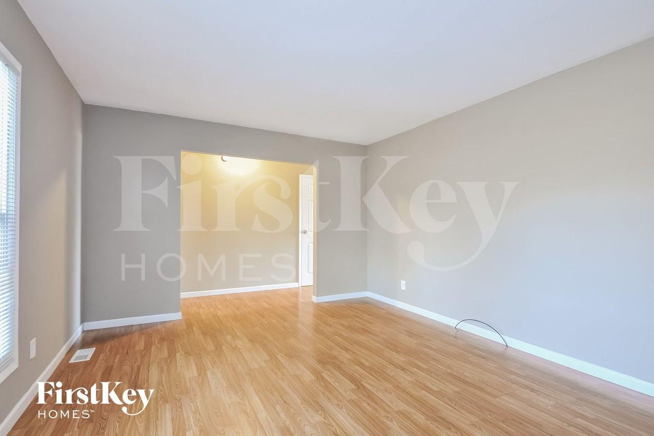 2064 Aristocrat Dr - Photo 3 of 14