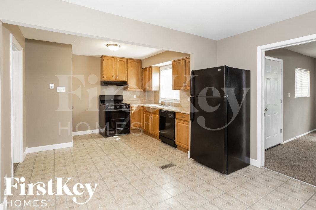 1290 Washington St - Photo 4 of 14