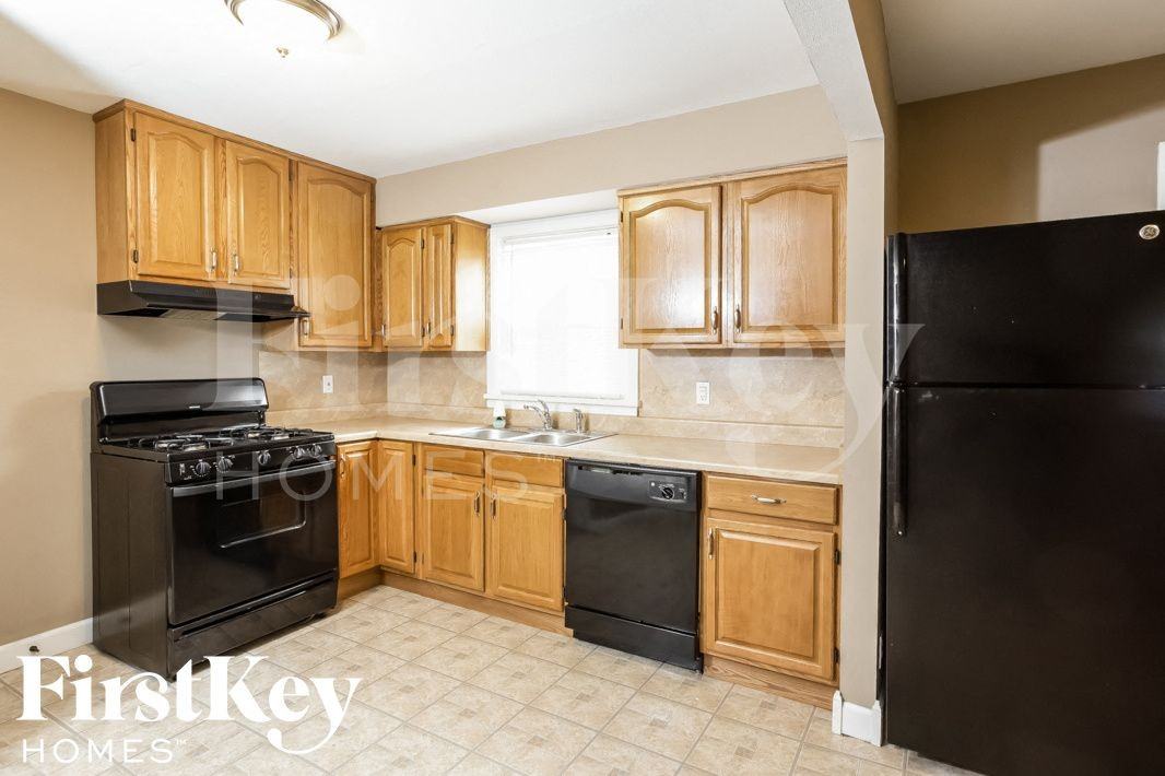 1290 Washington St - Photo 5 of 14