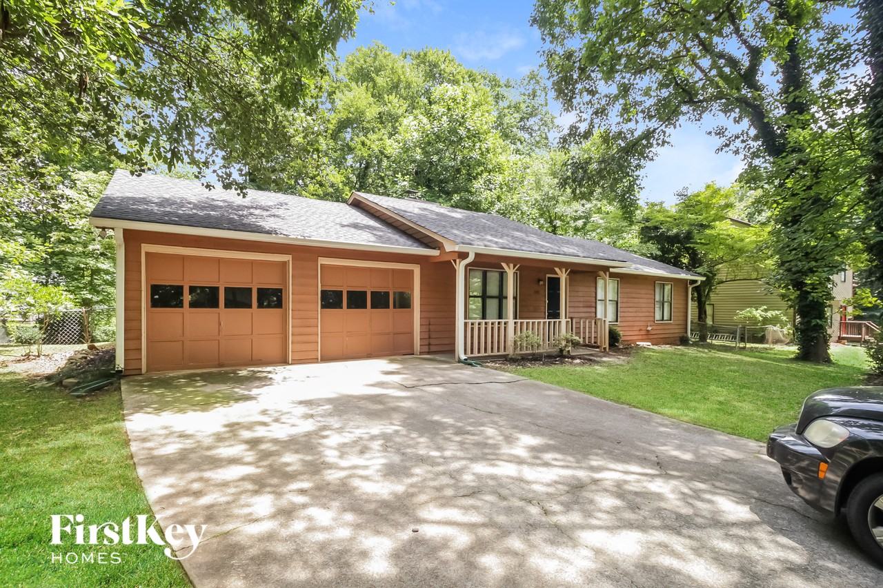 1049 Rolling Green Dr - Photo 2 of 15