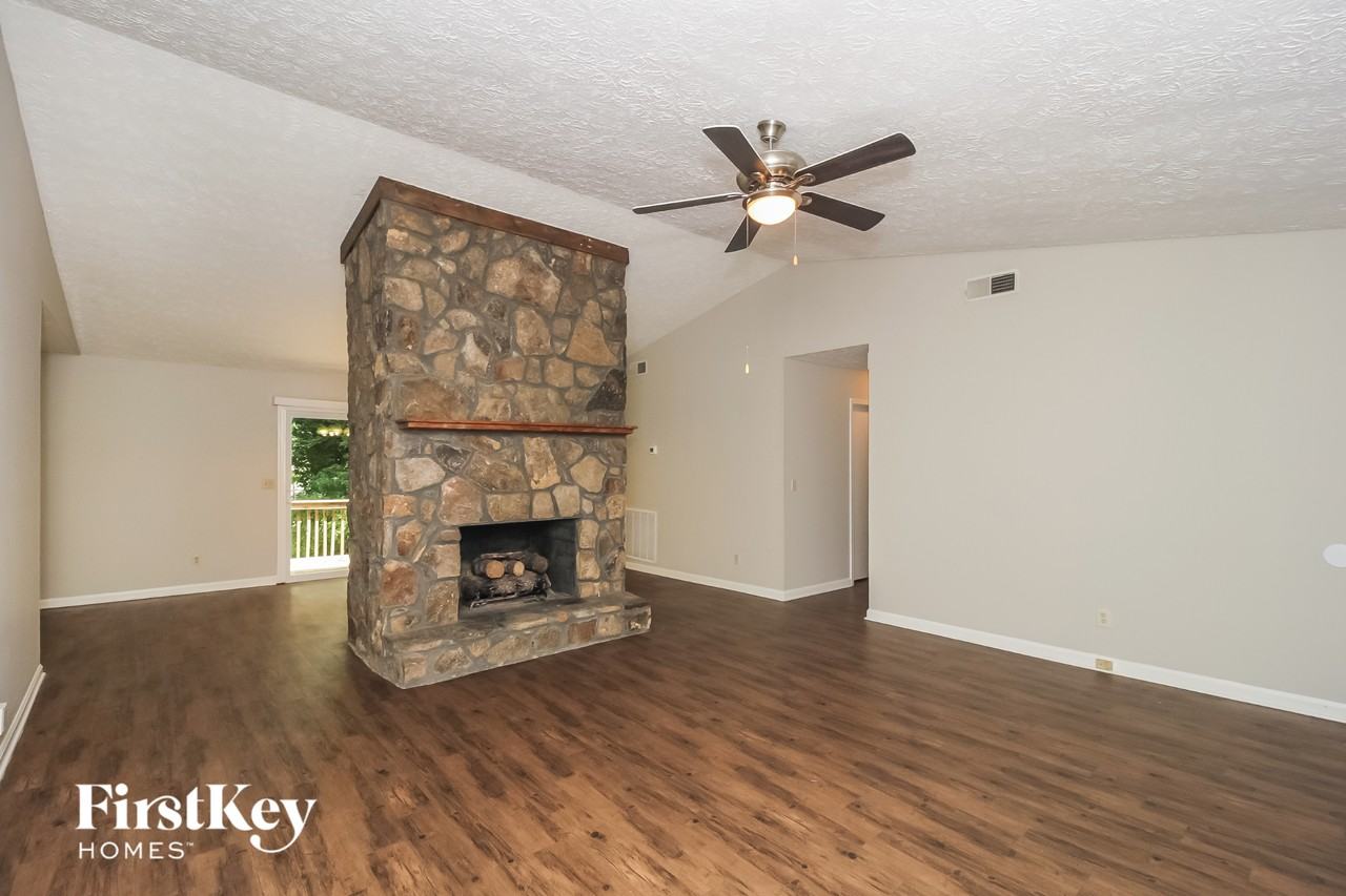 1049 Rolling Green Dr - Photo 3 of 15