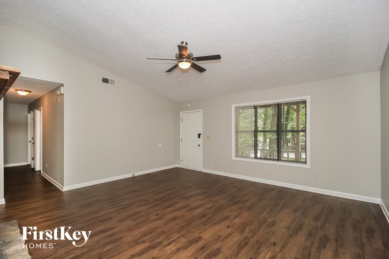 1049 Rolling Green Dr - Photo 4 of 15