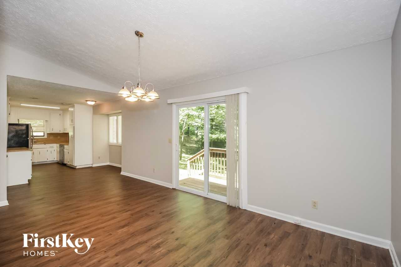 1049 Rolling Green Dr - Photo 5 of 15