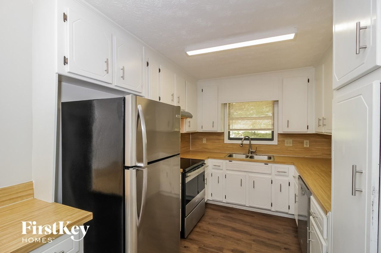 1049 Rolling Green Dr - Photo 6 of 15