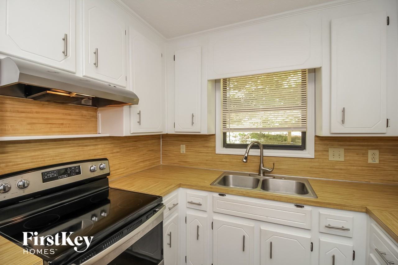 1049 Rolling Green Dr - Photo 7 of 15