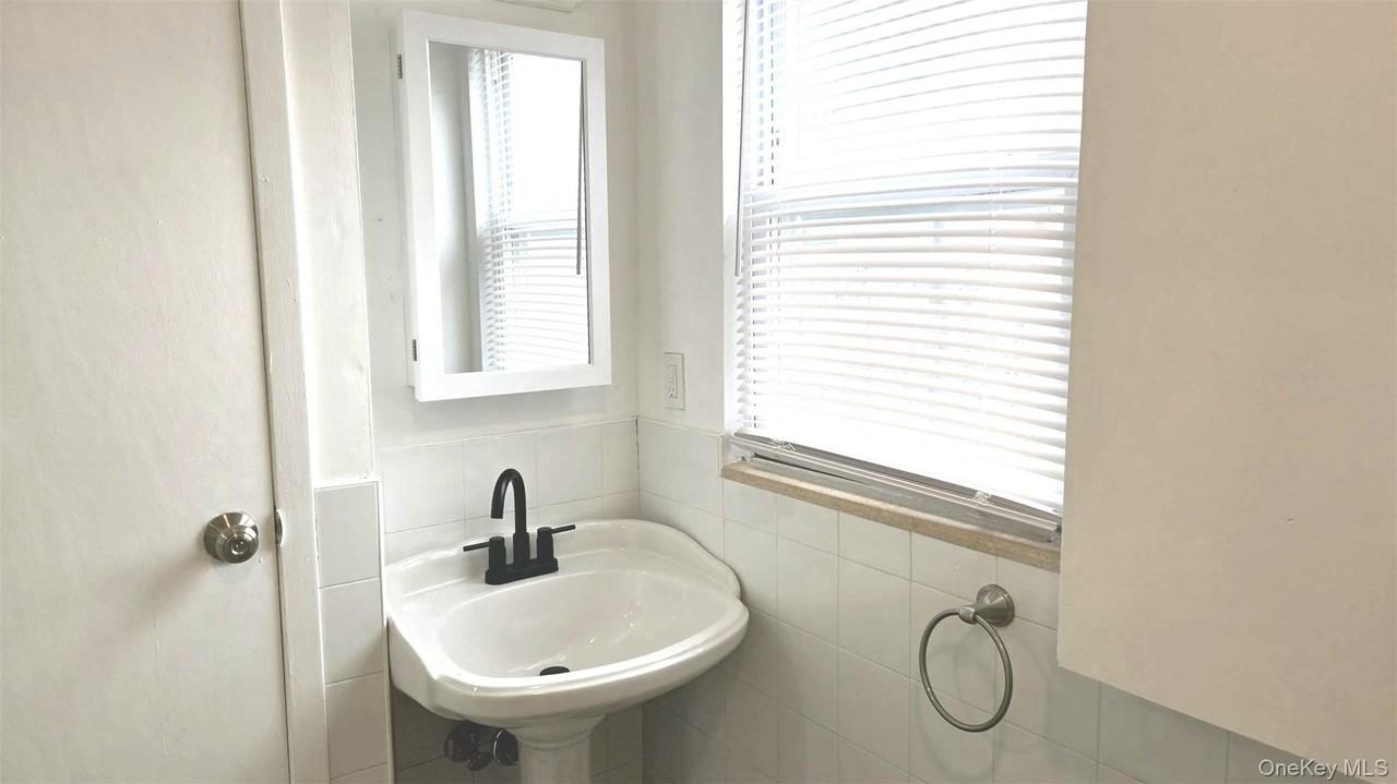 13722 242nd St - Photo 5 of 9