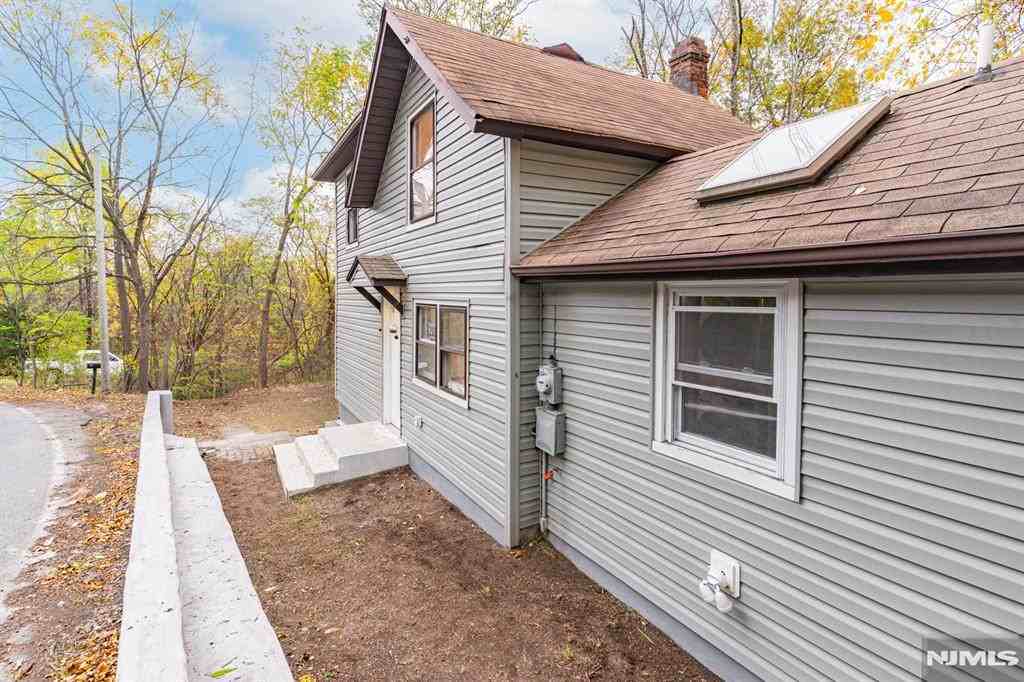 292 Macopin Rd - Photo 2 of 25