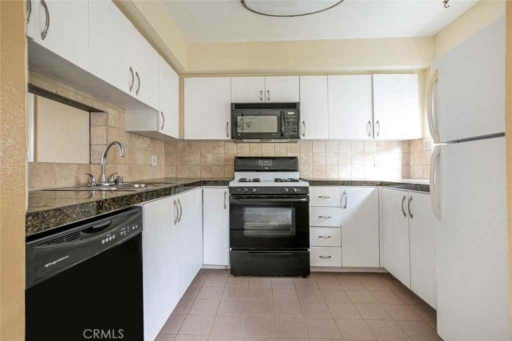 432 N Kenwood St - Photo 3 of 10