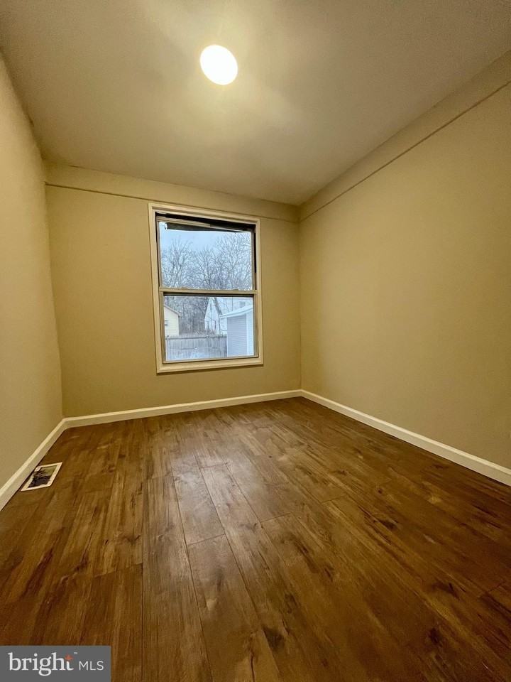 124 Field Ave - Photo 5 of 10