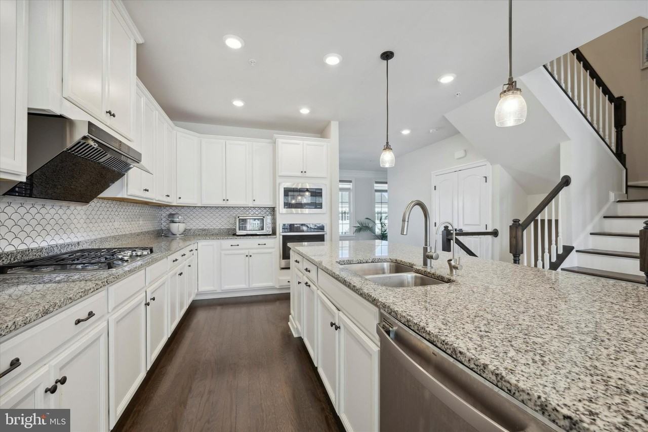 831 Stonecliffe Rd - Photo 5 of 32