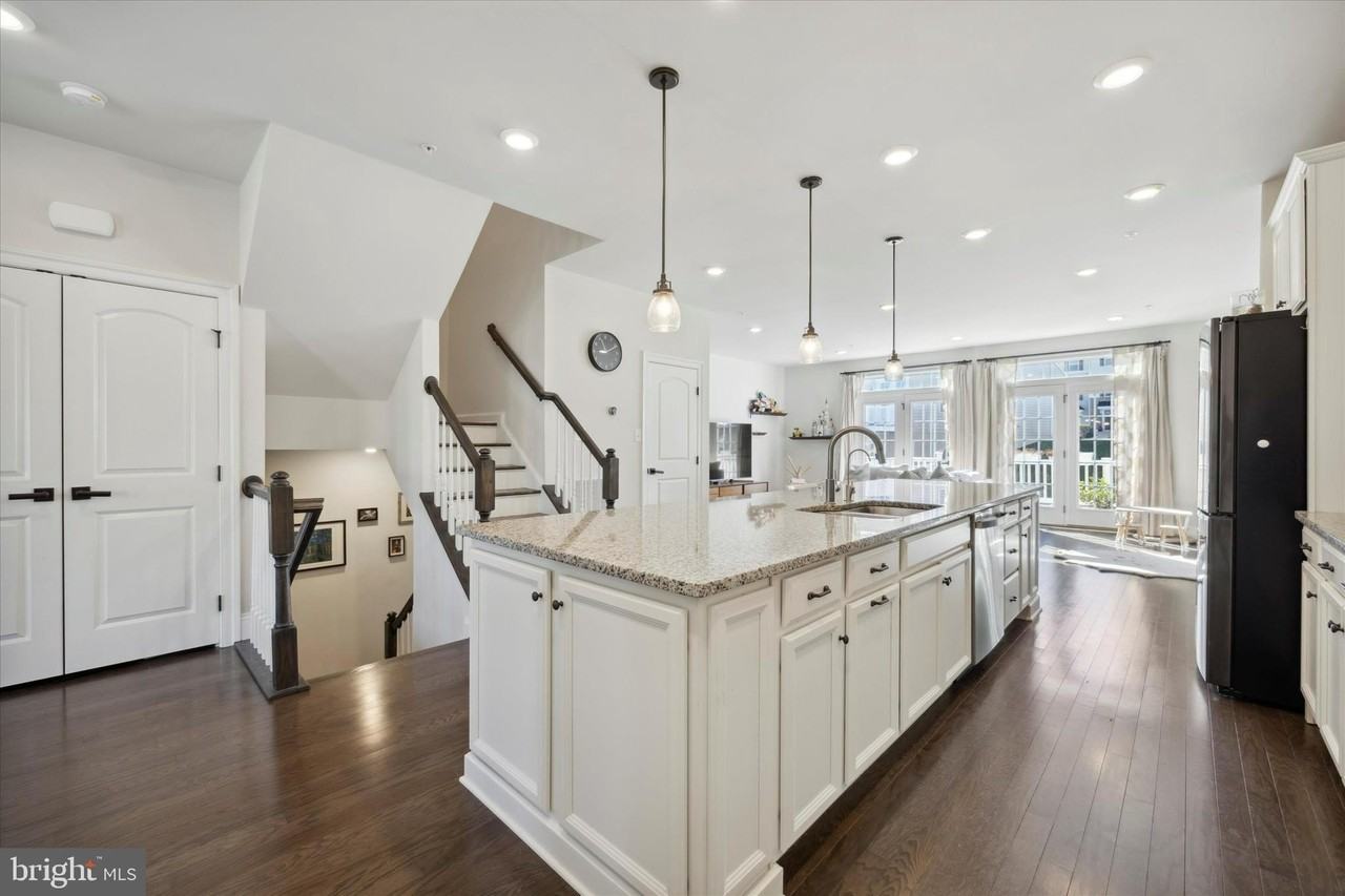 831 Stonecliffe Rd - Photo 6 of 32