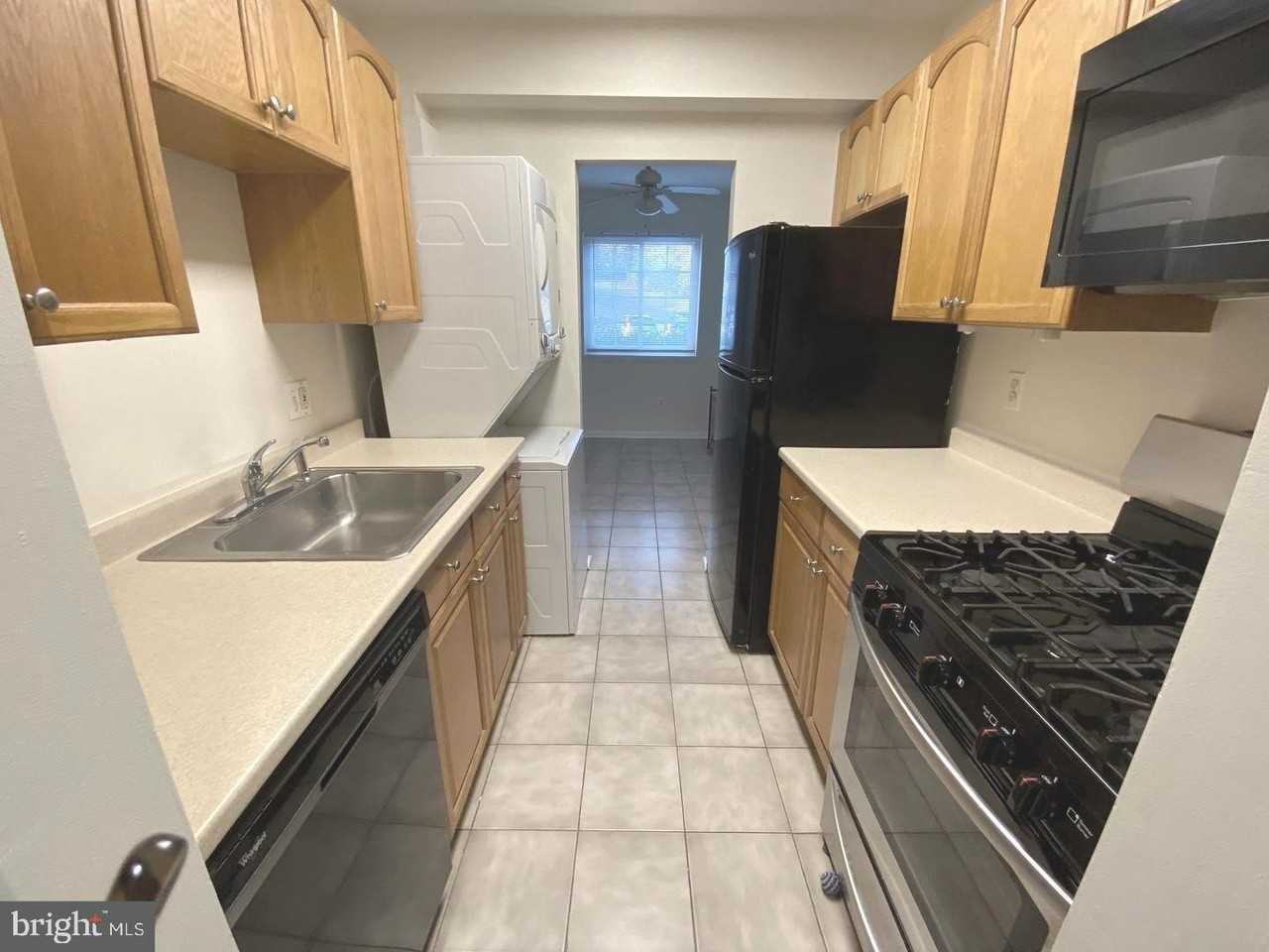 1531 Colonial Dr Apt 104 - Photo 3 of 15