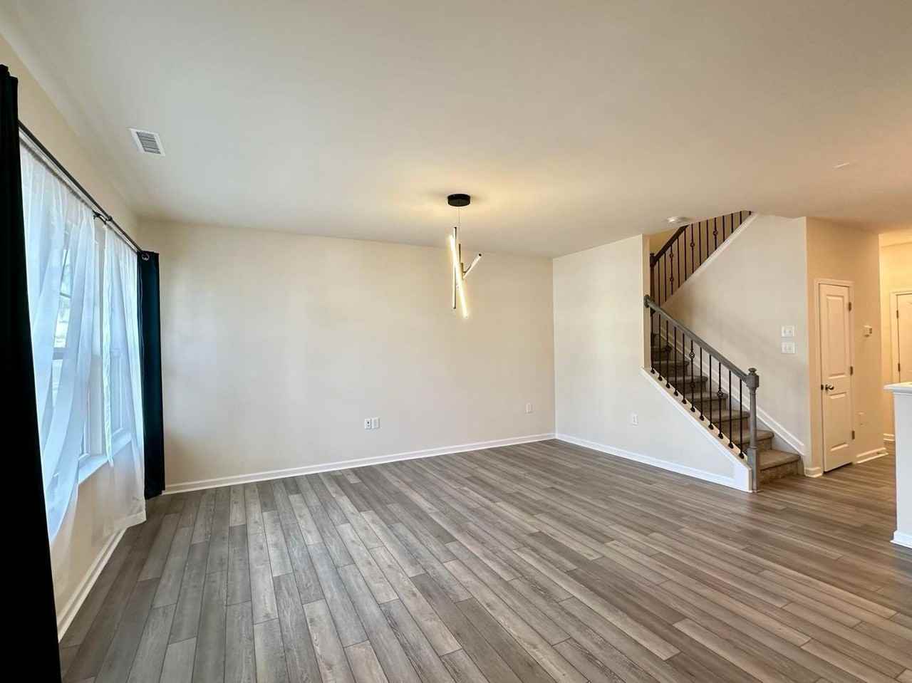 205 Eagleson St - Photo 4 of 26