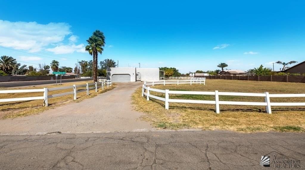 2890 W Patricia Ln - Photo 2 of 16