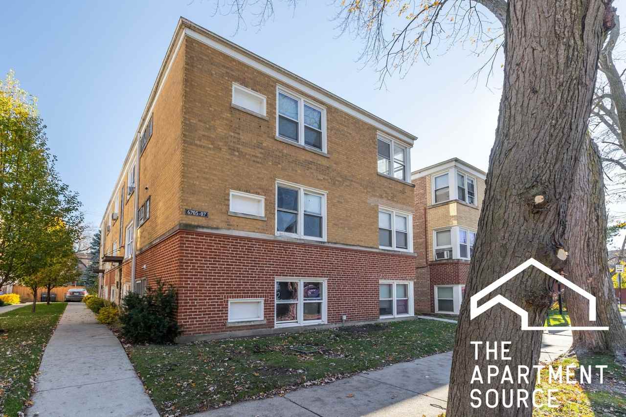 6737 N California Ave #1W - Photo 4 of 4