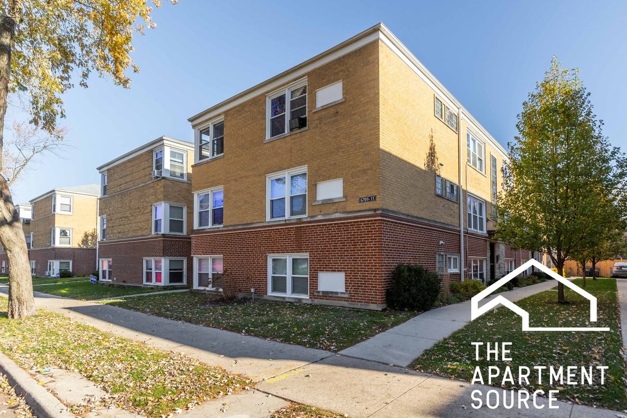 6731 N California Ave #2S - Photo 3 of 4