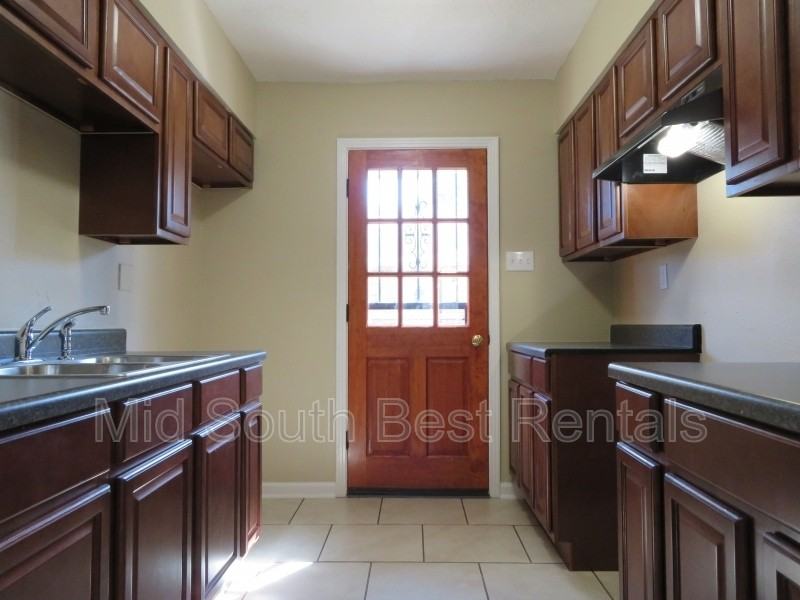 1048 University St - Photo 3 of 7