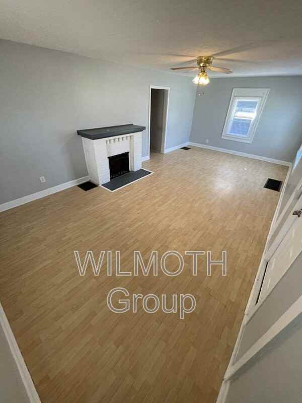 1019 Churchman Ave - Photo 4 of 17