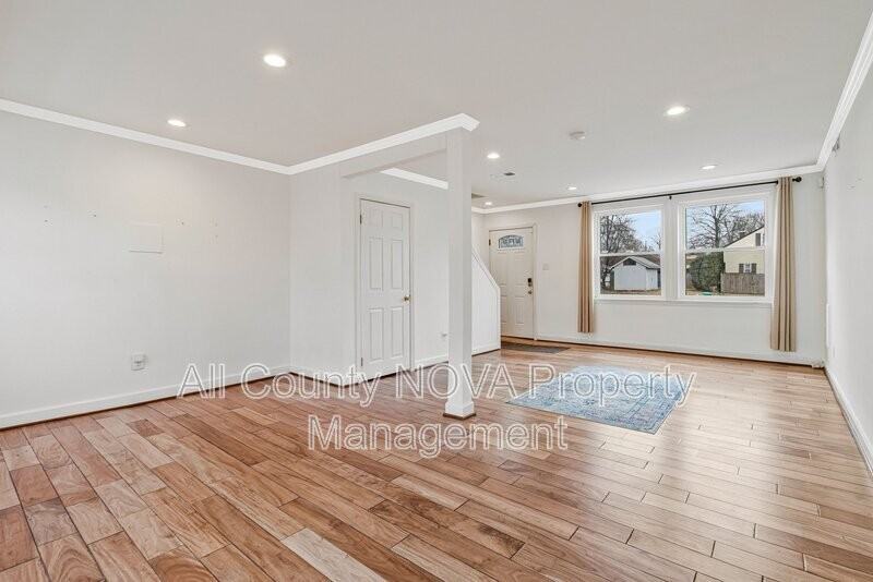 8600 Lantern Ln - Photo 5 of 40