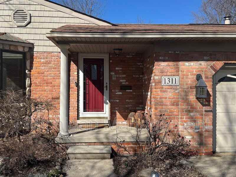 1311 Ottawa Dr - Photo 2 of 40