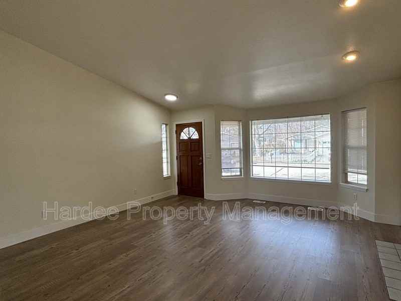 3248 S Cadet Ave - Photo 5 of 20