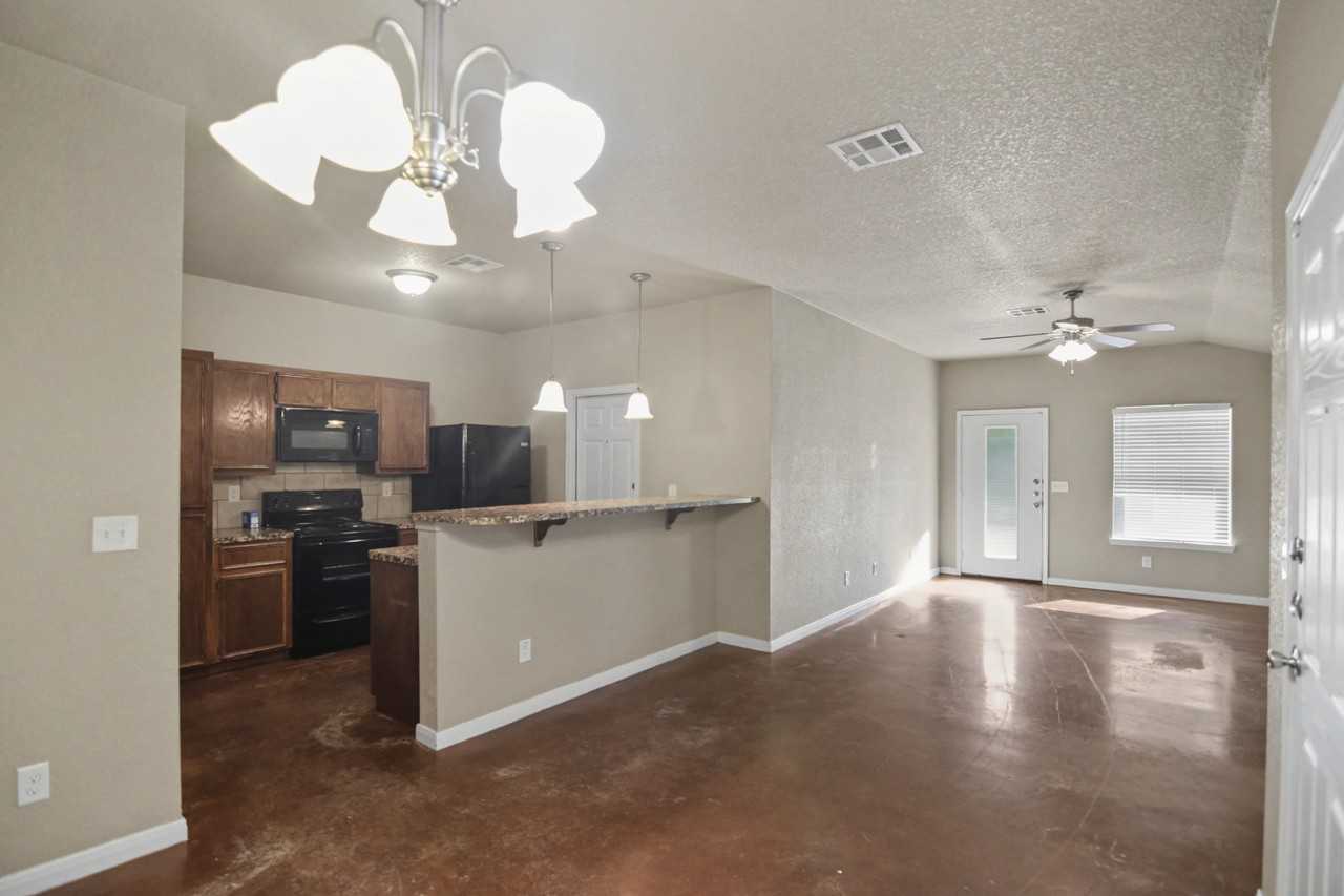 1423 Hopi Trl - Photo 4 of 13