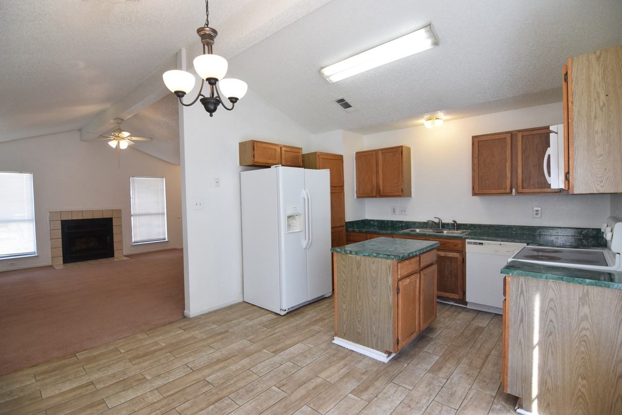 2604 Woodlands Dr - Photo 4 of 18