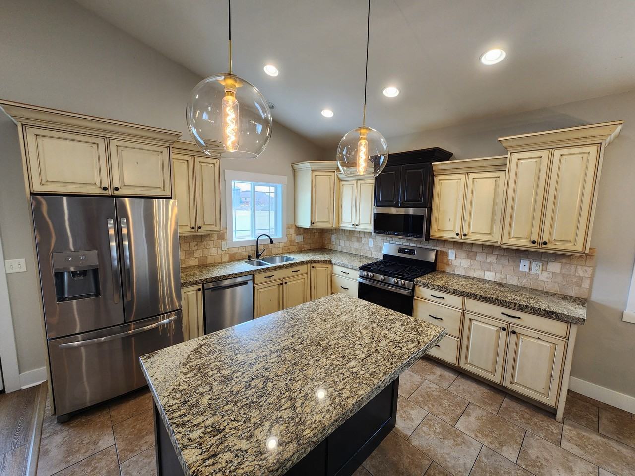 3700 Potomac Way - Photo 4 of 27