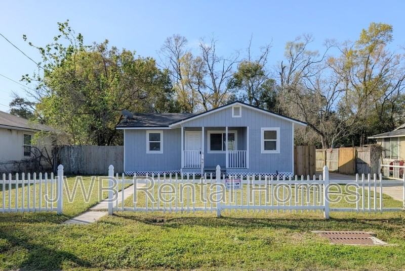 3122 W 20th St - Photo 2 of 16