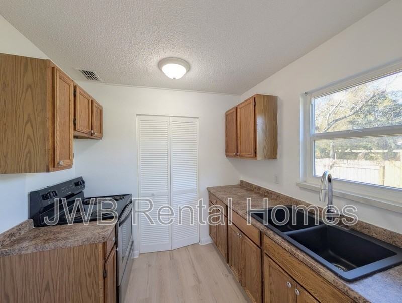 3122 W 20th St - Photo 4 of 16