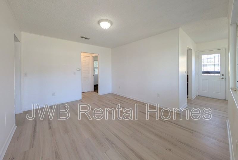 3122 W 20th St - Photo 5 of 16