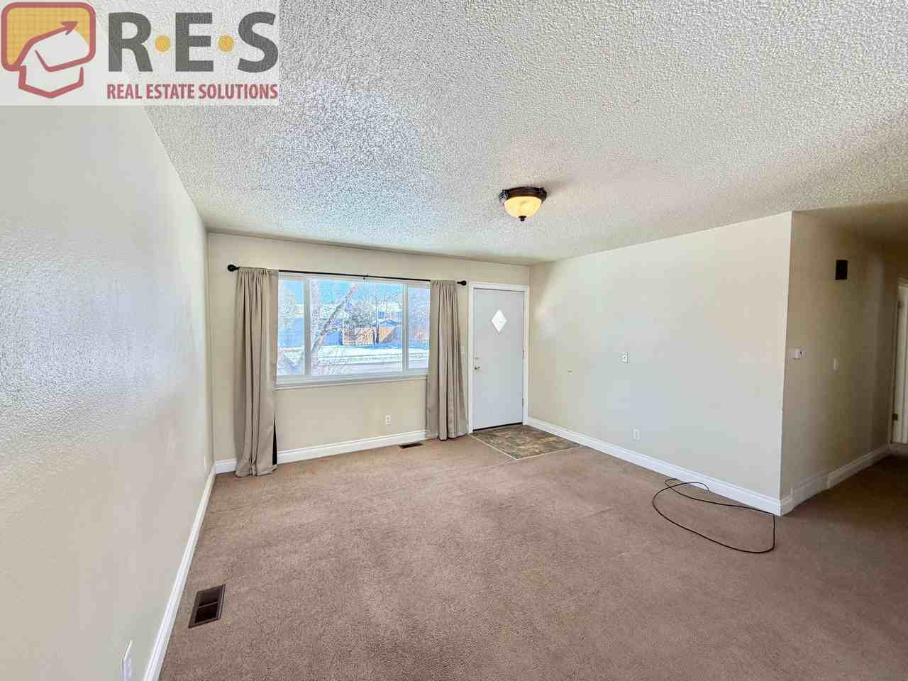 811 S Chestnut St - Photo 4 of 12