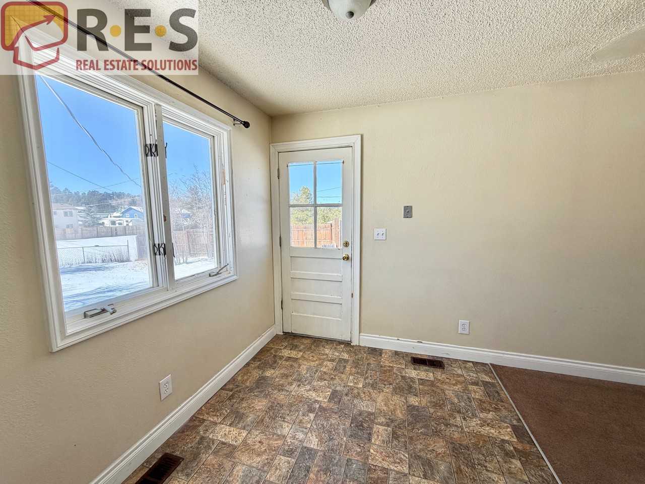 811 S Chestnut St - Photo 5 of 12