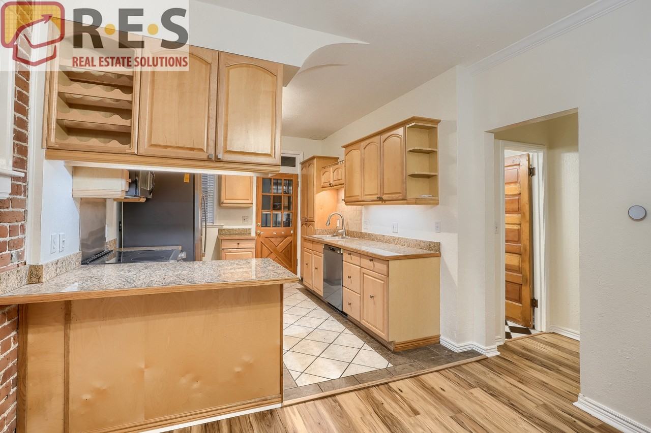 2106 E 17th Ave - Photo 4 of 16