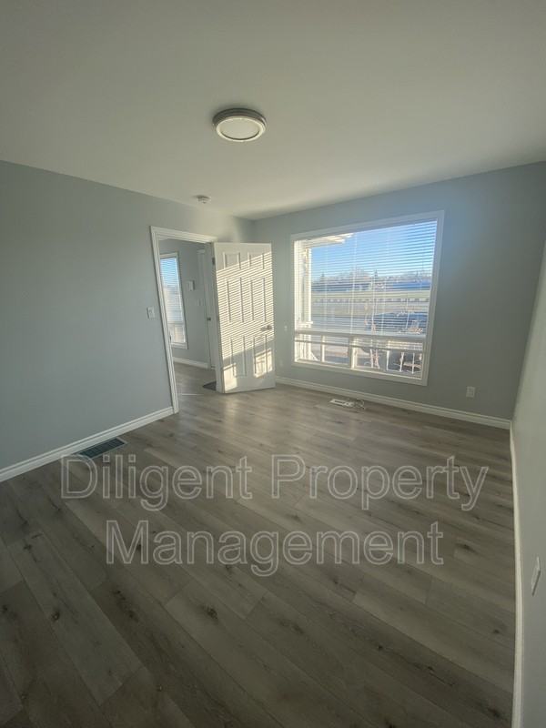 260 Lansdowne St W - Photo 2 of 15