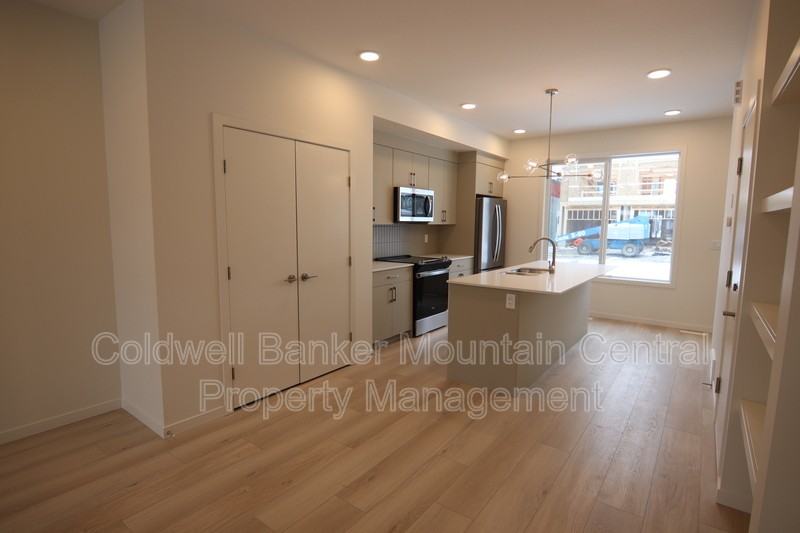 131 30 St Sw #MAIN - Photo 3 of 17