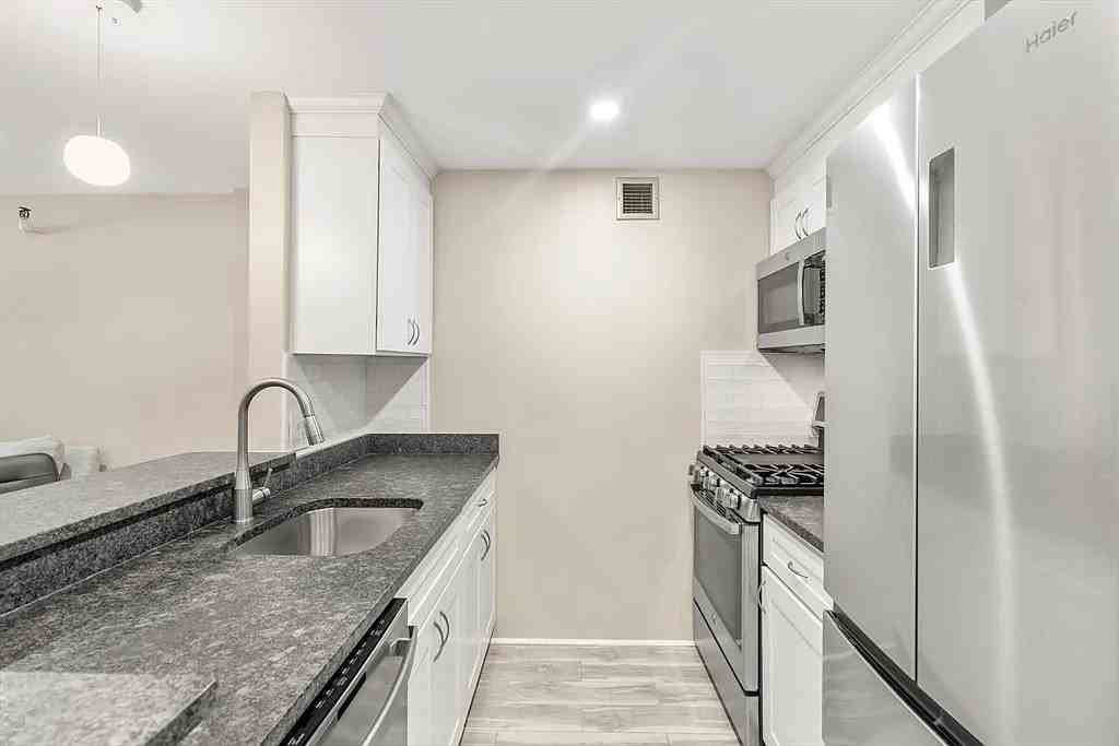 42 8th St #3306 - Photo 2 of 14